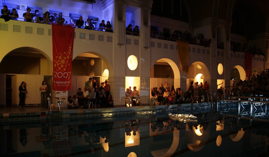 kino unterwegs in einer Schwimmhalle).ATT